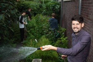 Jelle de Graaf in de moestuin van Vrijburg