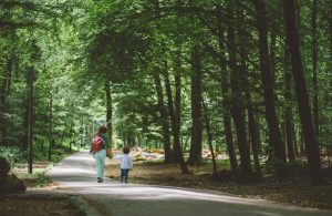 Moeder en kind in het bos