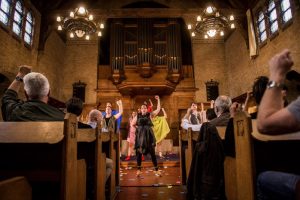 Theatergezelschap Vloeken in de Kerk op zoek naar multicultureel geluk