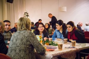 Kerken in heel Nederland aan tafel met vluchtelingen 