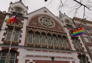 Amsterdamse protestantse kerken hijsen regenboogvlag tegen Nashville-verklaring