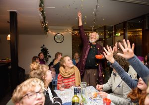 Tafel van Hoop in Amsterdam Noord brengt moderne mens speels in gesprek met traditie