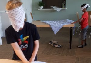 Kinderen spelen samen een spel tijdens de kindernevendienst