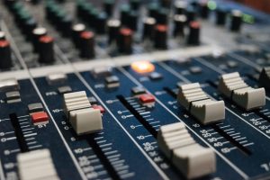Lees meer over het artikel HDC zet radioprogramma Nieuw Protestants Peil online