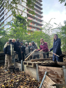 Lees meer over het artikel Samen groeien: bouwen aan gemeenschap en bodem met compost