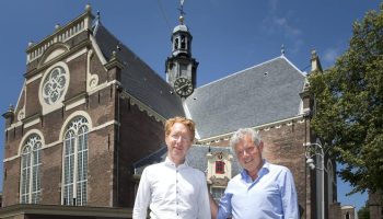 Ds. Johan Visser (l.) en dr. Paul Visser bij de Noorderkerk in Amsterdam. beeld RD, Henk Visscher