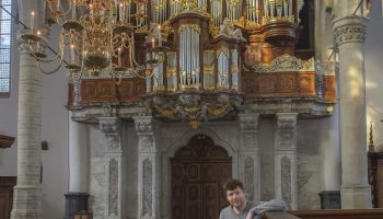 De restauratie van het Vater-Müllerorgel is na vijf jaar klaar. Op de voorgrond organist Jacob Lekkerkerker, die
alle festiviteiten heeft georganiseerd ter ere van de heringebruikname van het orgel. Hij was van 2007 tot 2015
organist van de Oudekerkgemeente, en is sinds 2013 hoofdorganist van de Oude Kerk. Foto: Peter Lowie
