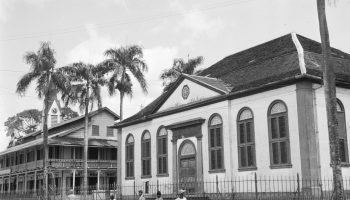 De_Lutherse_kerk_aan_de_Waterkant_in_Paramaribo,_Bestanddeelnr_252-6075