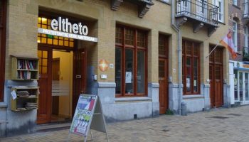 Eltheto ingang- bord- boekenkastje-straat