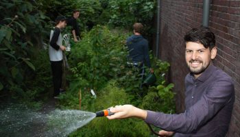 Jelle de Graaf in de moestuin van Vrijburg
