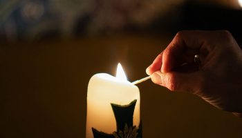 Kaars-aansteken-in-de-meditatieruimte