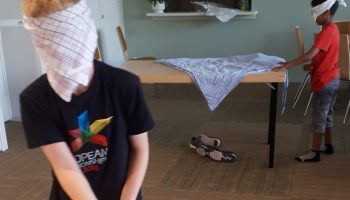 Kinderen spelen samen een spel tijdens de kindernevendienst