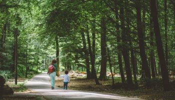 Moeder en kind in het bos