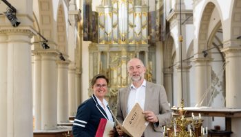 Theoloog en voorganger Cristina Pumplun leidt dit seizoen de Cantatediensten. JanJoost van Elburg is dirigent van het Westerkerkkoor. Foto: Marloes van Doorn.