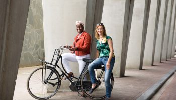 Annette Kouwenhoven (r) maakt zich sterk voor betere opvang van ongedocumenteerden, zoals Hidaya (l). Foto: Marloes van Doorn