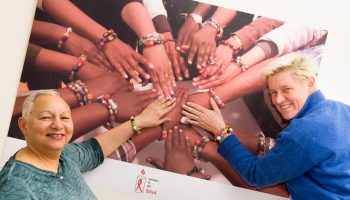 Farida Howldar (l) is Positive Sister. Inga Mielitz (r) is oprichter van Stichting ShivA. (foto: Marloes van Doorn)