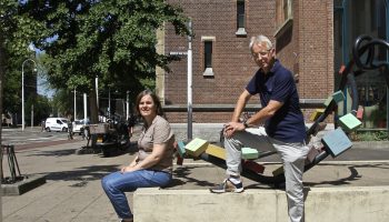 Janine Otto en Leo Hagedoorn bij het kunstwerk op het Wensplein voor de vrede, vlak bij het Taalcafé in de
Muiderkerk. Foto:  Adriana Schröder