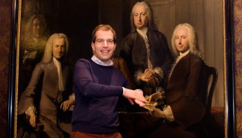 Tim Vreugdenhil: ‘Ik zoek naar kansen om mee te doen.’ Het schilderij hangt in de Gelagkamer van de Protestantse Diaconie Amsterdam. Foto: Marloes van Doorn