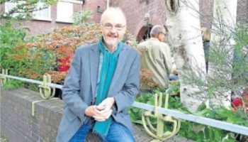 Frans Schouwenaar bij de Willem de Zwijgerkerk. Foto: Leen Visser