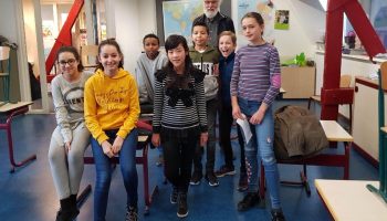 Foto: kinderen van de Willem de Zwijgerkerk interviewden wijkbewoners